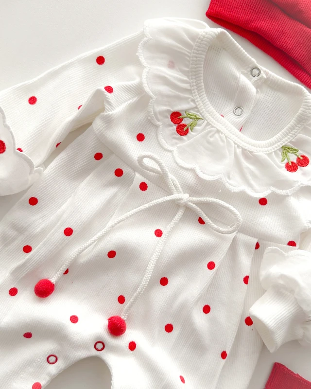 Yakada ve kollarda kiraz nakışlı arkadan ve alttan çıtçıtlı mevsimlik 3 parça tulum set