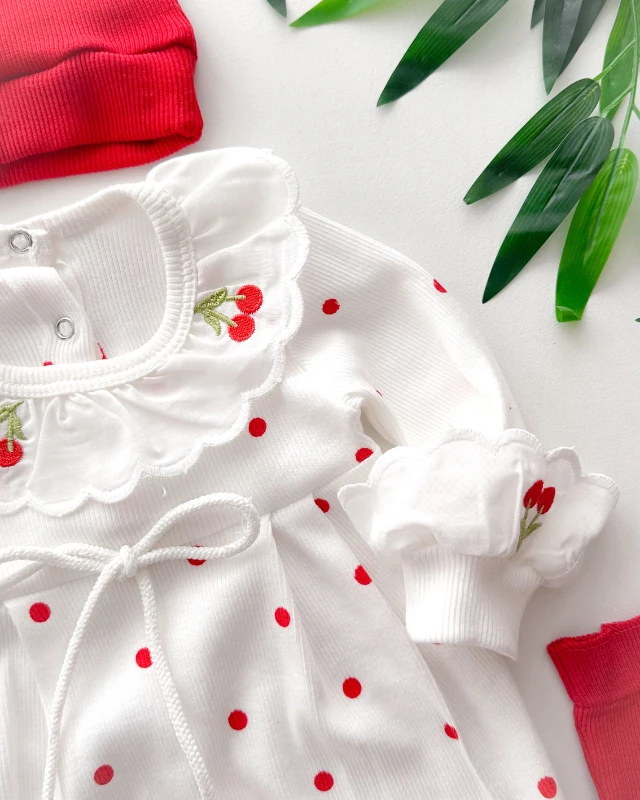 Yakada ve kollarda kiraz nakışlı arkadan ve alttan çıtçıtlı mevsimlik 3 parça tulum set