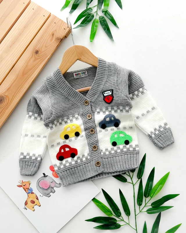 Araba kabartmalı önden ahşap düğmeli örme hırka