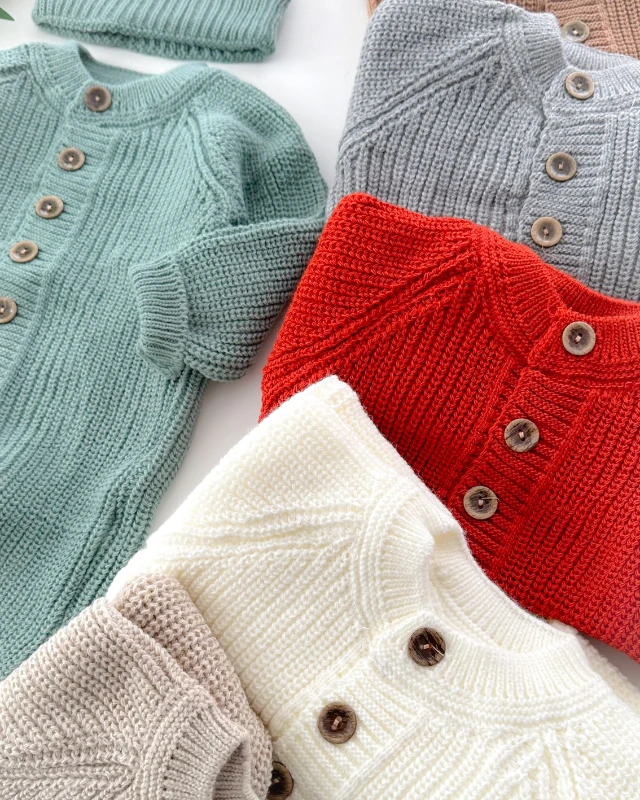 Selanik örgülü ahşap düğmeli bereli triko bebe tulum 