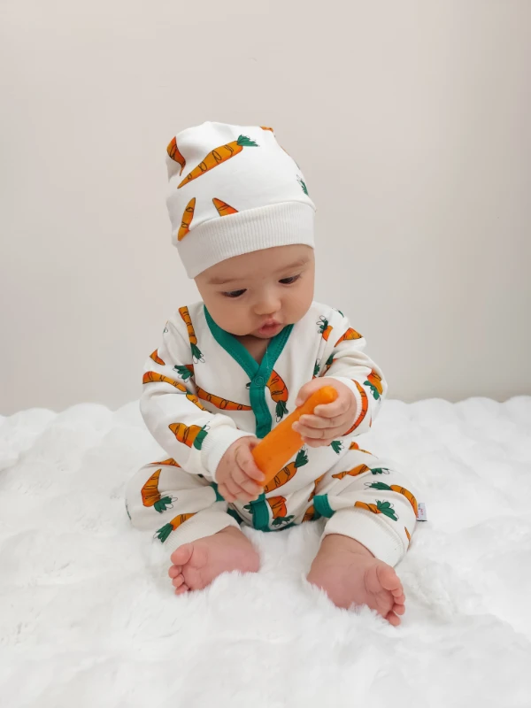 Büyük havuçlar baskılı uzun kulak şapkalı boydan çıtçıtlı mevsimlik 2 parça tulum set 