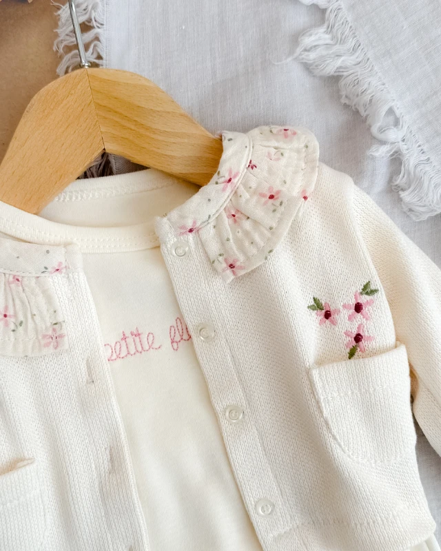 Cepten çıkan renkli çiçekler detaylı alttan çıtçıt badili ayaklı mevsimlik 3 parça takım