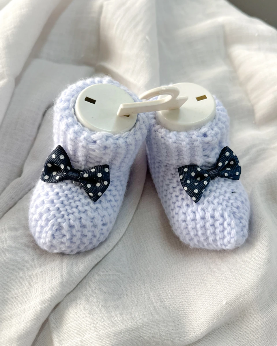 Puantiye fiyonk detaylı yenidoğan triko patik 