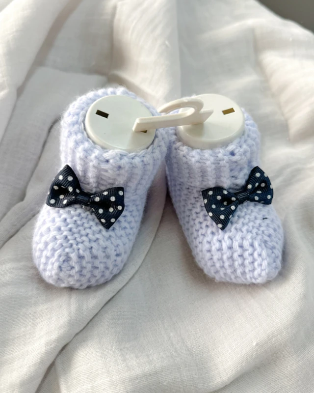 Puantiye fiyonk detaylı yenidoğan triko patik 