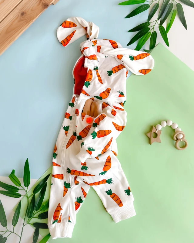 Şirin ponpon detaylı havuç baskılı yandan fermuarlı uzun kulak kapüşonlu mevsimlik tulum