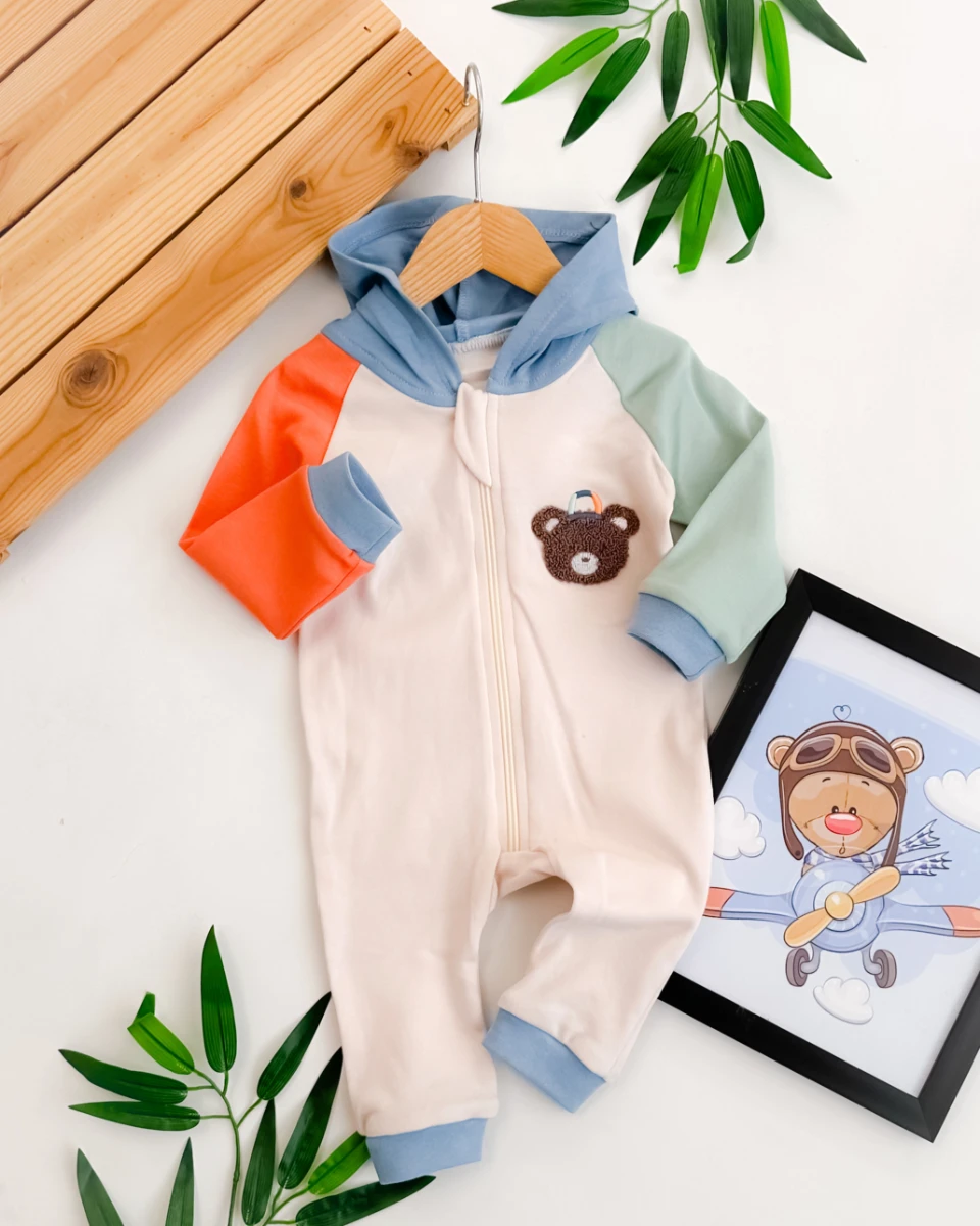 Renkli kol detaylı kapüşonlu mevsimlik bebe tulum