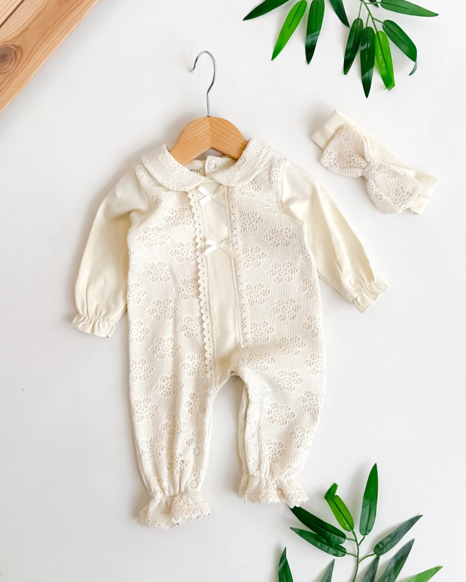 Zarif dantel detaylı bandanalı kız bebe tulum