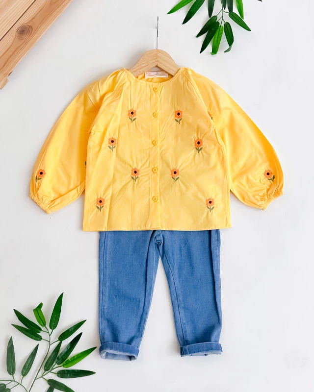 Zarif ayçiçekleri nakışlı keten gömlekli 2li kız çocuk takım