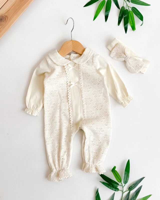 Zarif dantel detaylı bandanalı kız bebe tulum