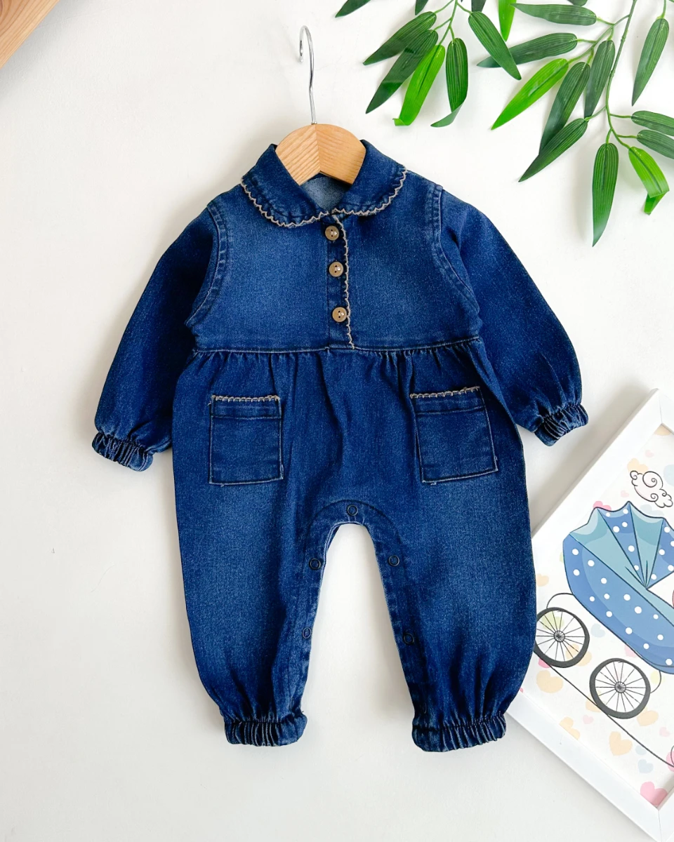 Bebe yaka önde cep detaylı alttan çıtçıtlı kız bebe tulum