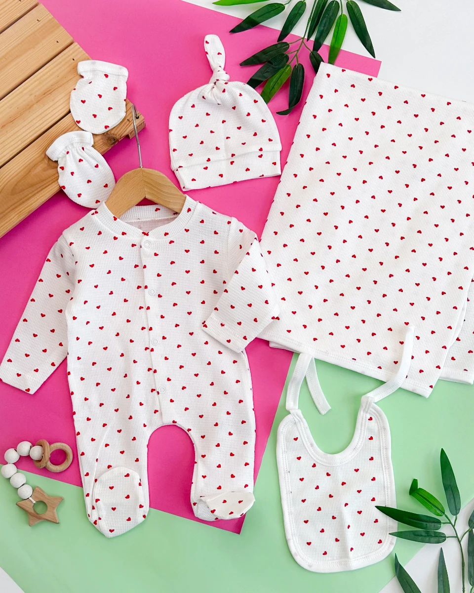 Minik şirin kalpler baskılı tulumlu mevsimlik yenidoğan 5 parça set
