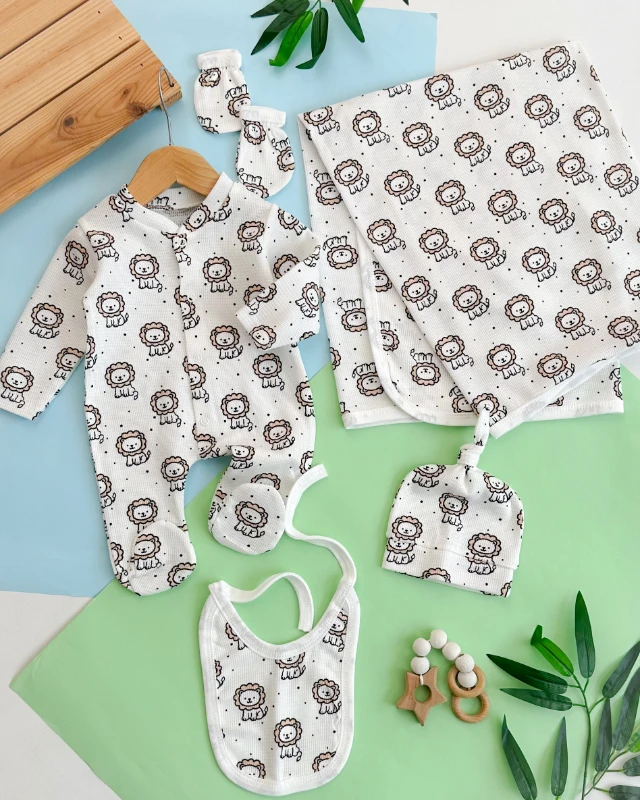 Küçük benekler ve aslancık baskılı tulumlu mevsimlik yenidoğan 5 parça set