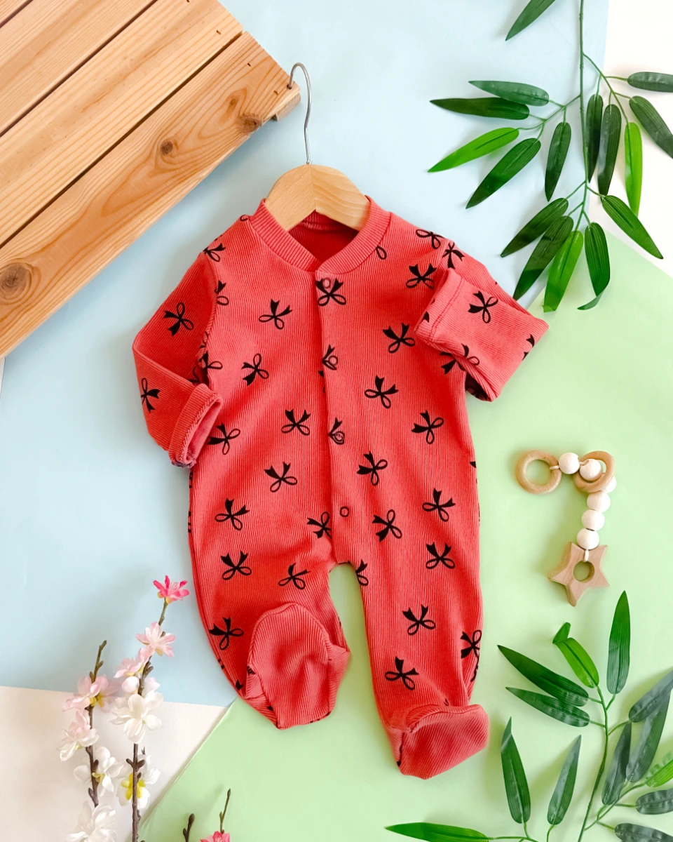 Fiyonk desenli ayaklı ribana kumaş boydan çıtçıtlı bebe tulum