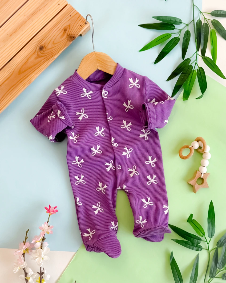 Fiyonk desenli ayaklı ribana kumaş boydan çıtçıtlı bebe tulum