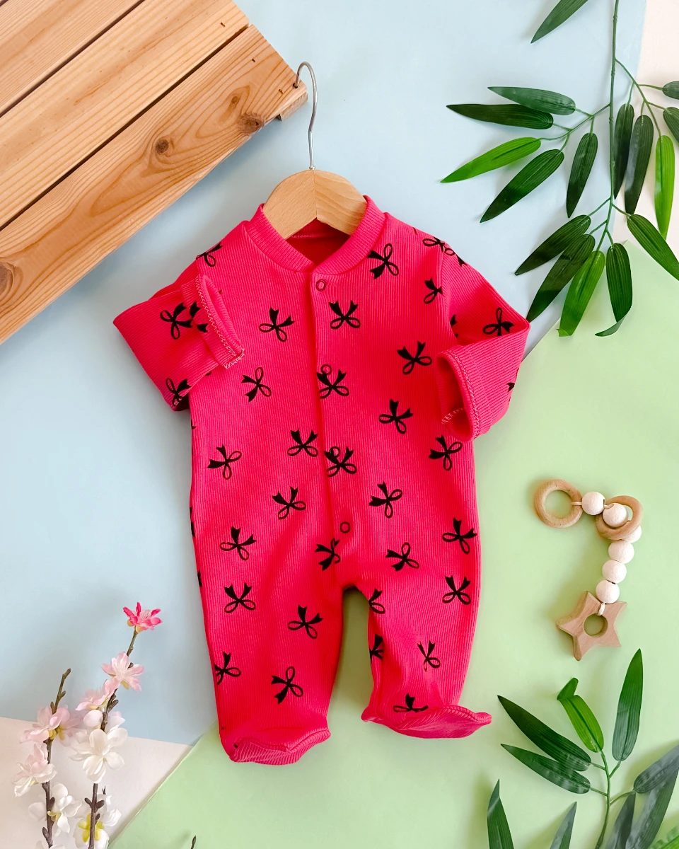 Fiyonk desenli ayaklı ribana kumaş boydan çıtçıtlı bebe tulum