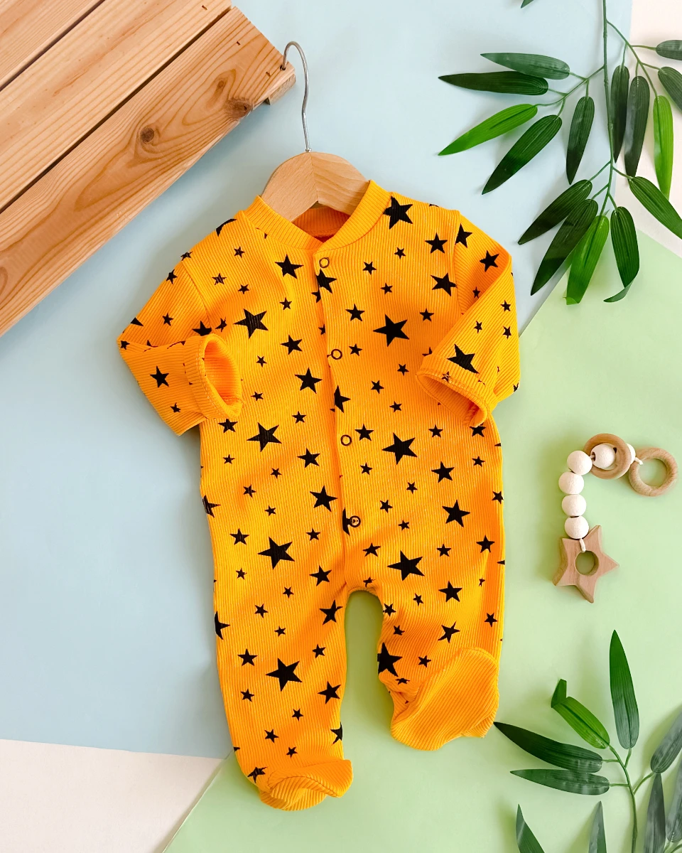 Yıldız desenli ayaklı ribana kumaş boydan çıtçıtlı bebe tulum