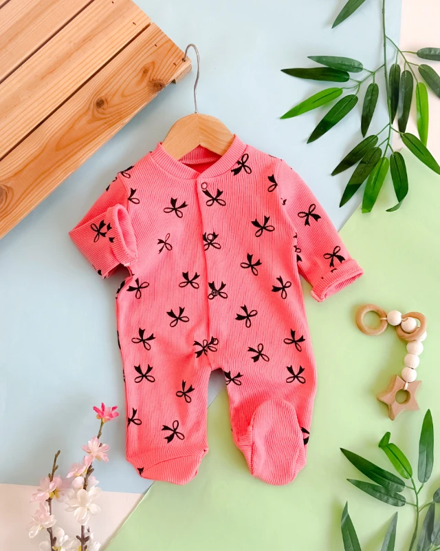 Fiyonk desenli ayaklı ribana kumaş boydan çıtçıtlı bebe tulum