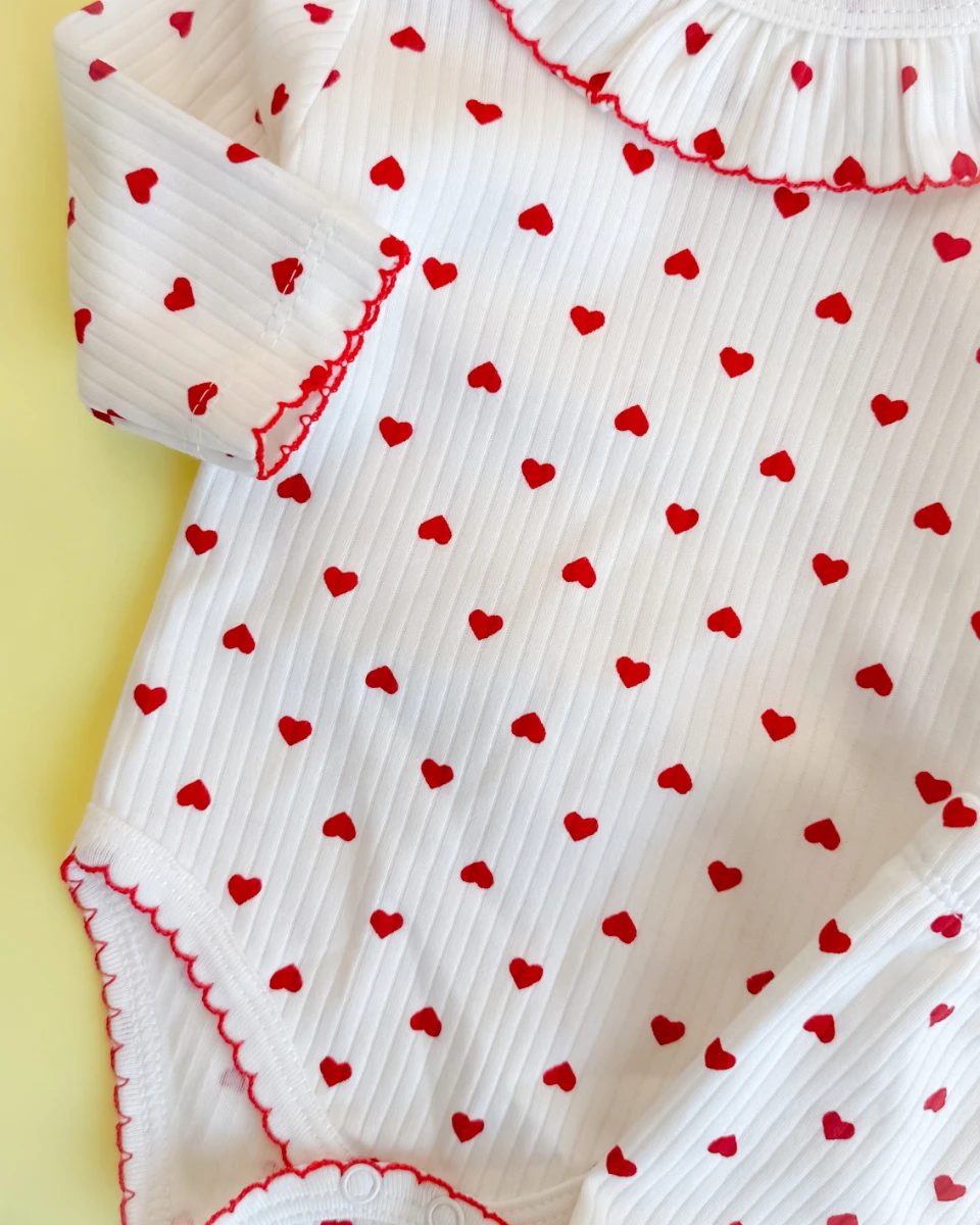 Oya işleme detaylı küçük kalp baskılı omuzdan ve alttan çıtçıtlı mevsimlik 2 parça takım