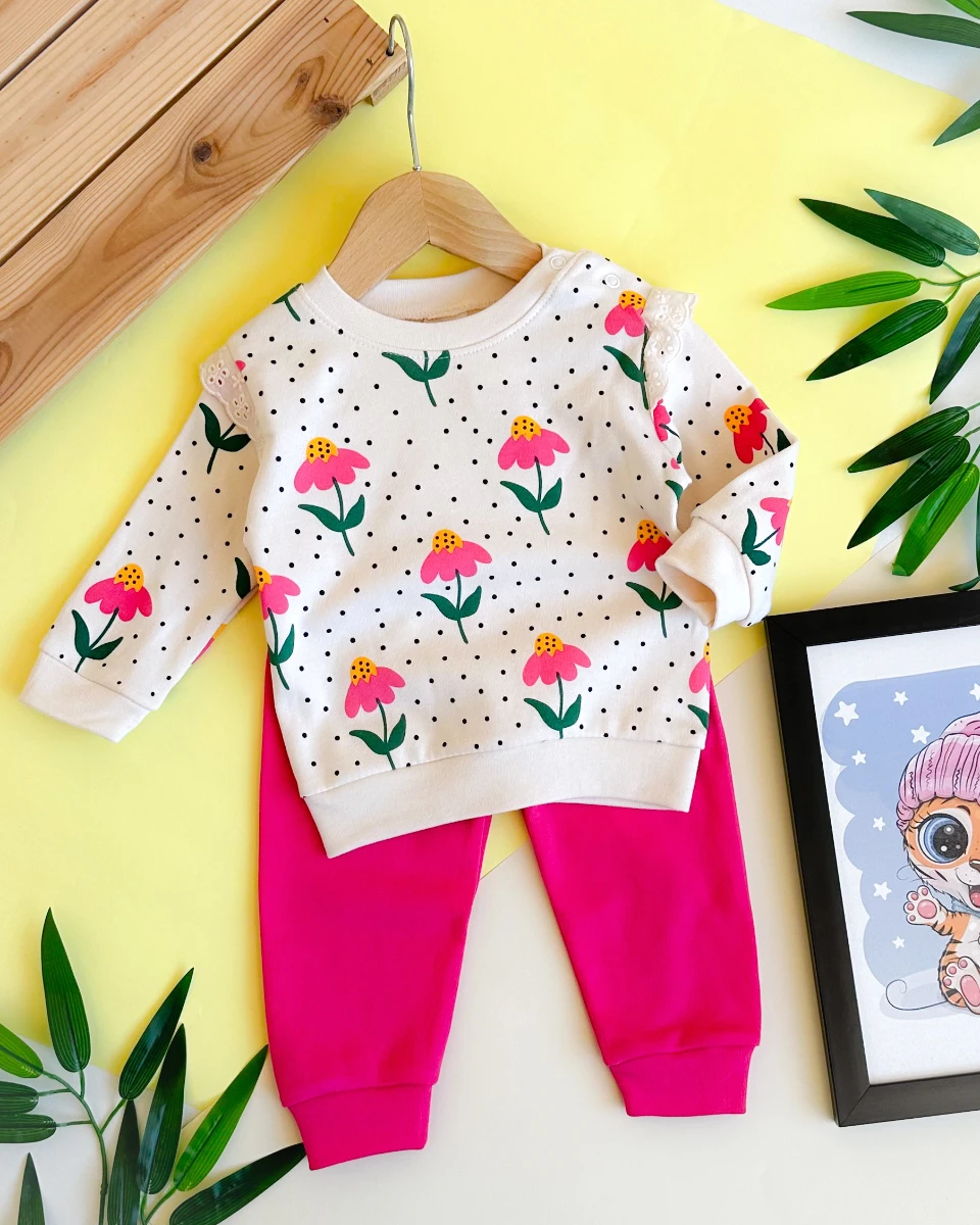 Puantiyeli renkli çiçekler omuzları güpür detaylı mevsimlik 2 parça takım 