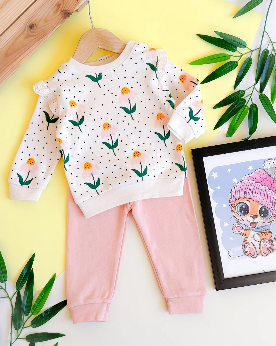 Puantiyeli renkli çiçekler omuzları güpür detaylı mevsimlik 2 parça takım 