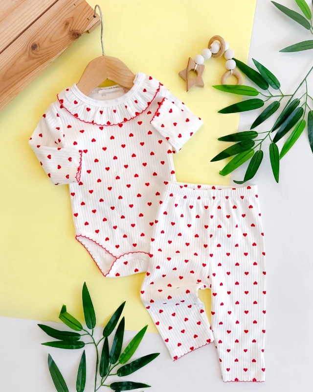 Oya işleme detaylı küçük kalp baskılı omuzdan ve alttan çıtçıtlı mevsimlik 2 parça takım