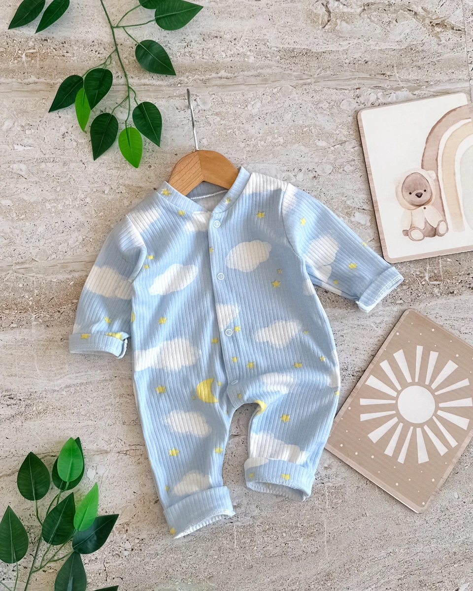 Bulutlar desen boydan çıtçıtlı mevsimlik bebe pijama tulum 