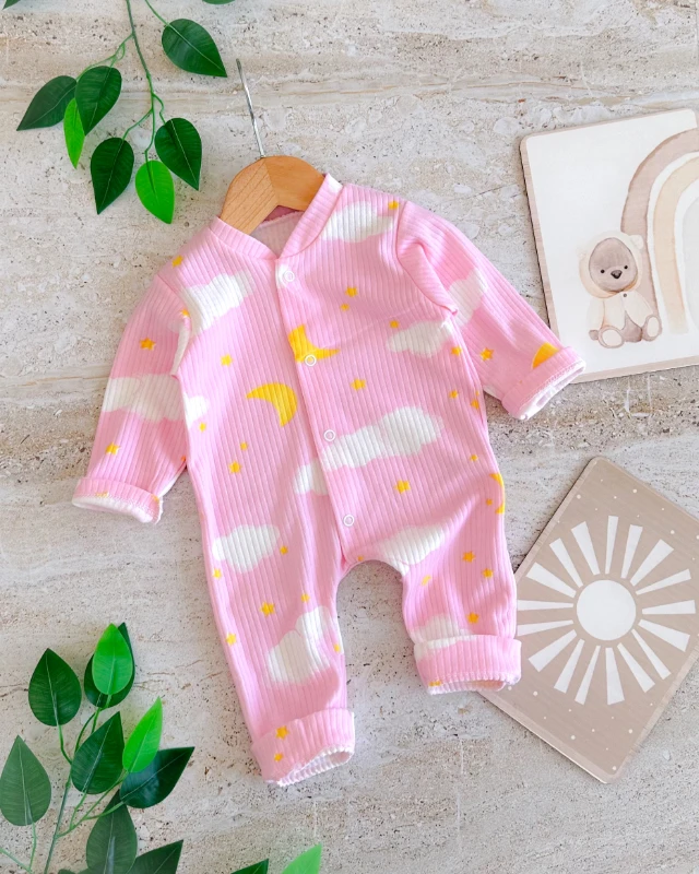 Bulutlar desen boydan çıtçıtlı mevsimlik bebe pijama tulum 