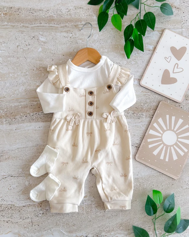 Fiyonk desen alttan çıtçıtlı çorap hediyeli 2 parça mevsimlik salopet set 
