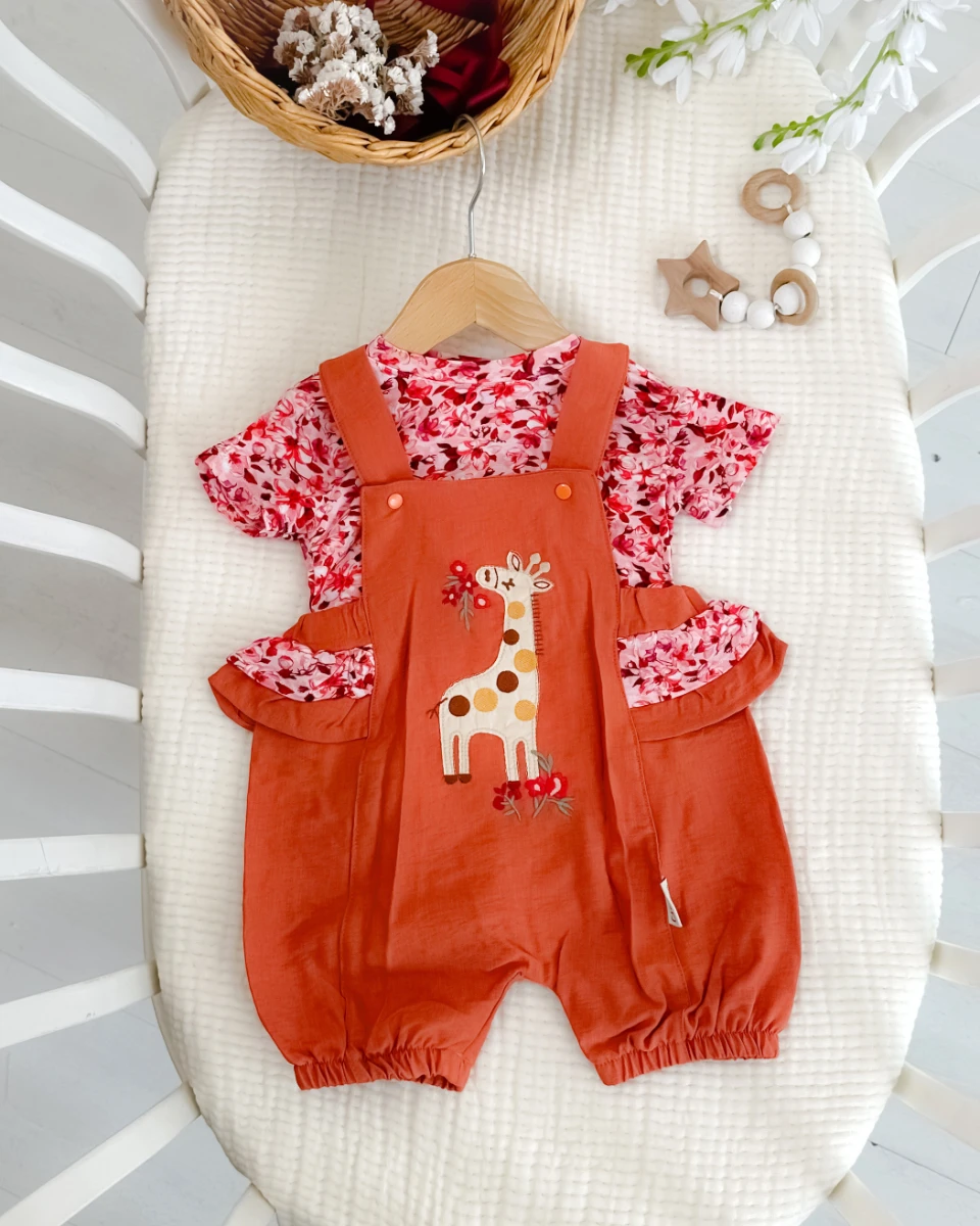 Çiçek zürafa nakışlı salopetli yazlık kız bebe tulum