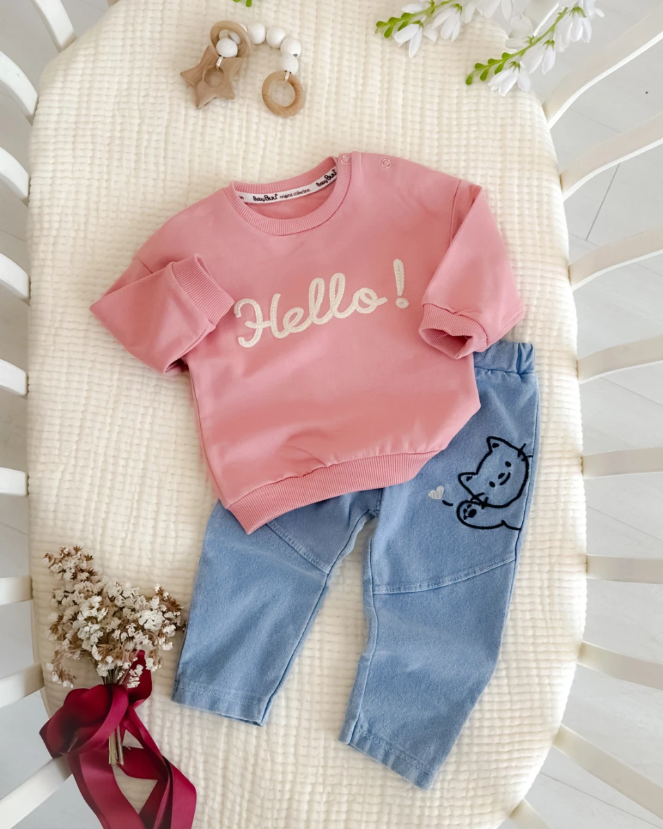 Hello nakış pantolonda sevimli pisicik detaylı omuzdan çıtçıtlı mevsimlik 2 parça takım