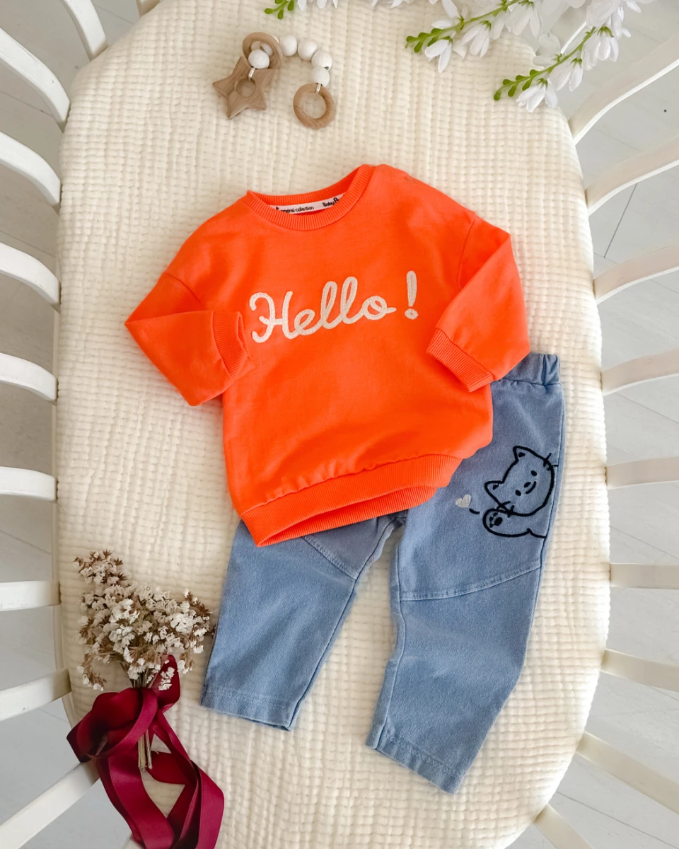 Hello nakış pantolonda sevimli pisicik detaylı omuzdan çıtçıtlı mevsimlik 2 parça takım