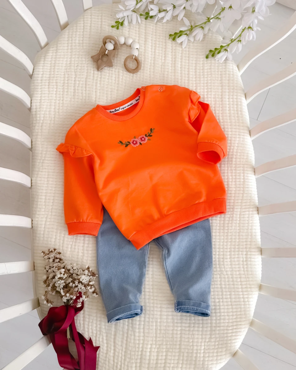 Çiçek ve Dal nakışlı omuzları fırfır detaylı kot pantolonlu mevsimlik 2 parça takım