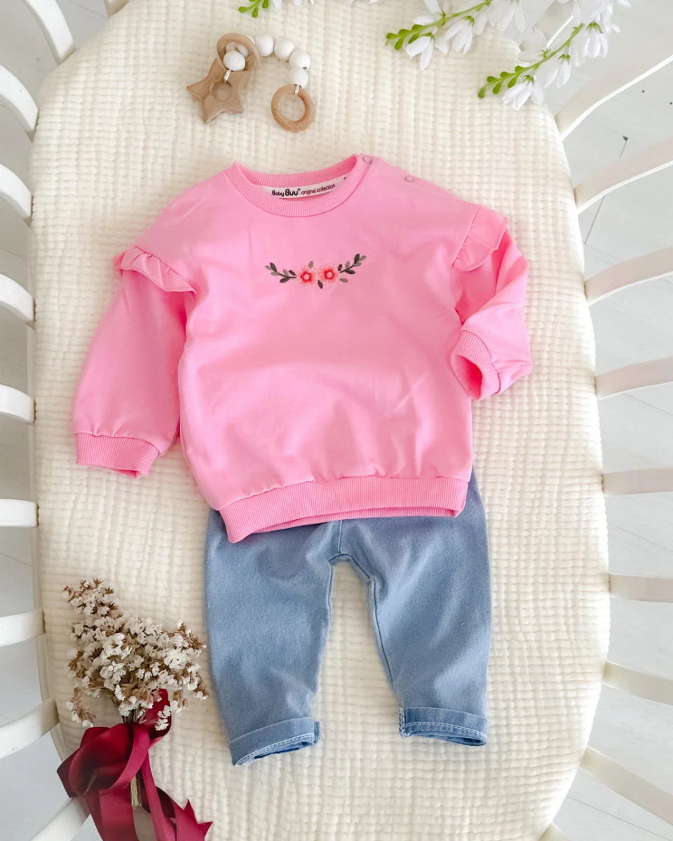 Çiçek ve Dal nakışlı omuzları fırfır detaylı kot pantolonlu mevsimlik 2 parça takım