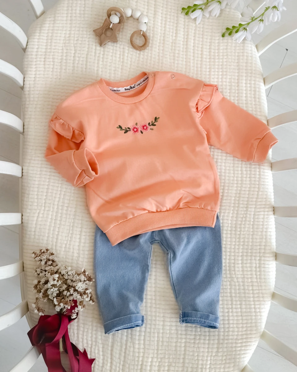 Çiçek ve Dal nakışlı omuzları fırfır detaylı kot pantolonlu mevsimlik 2 parça takım