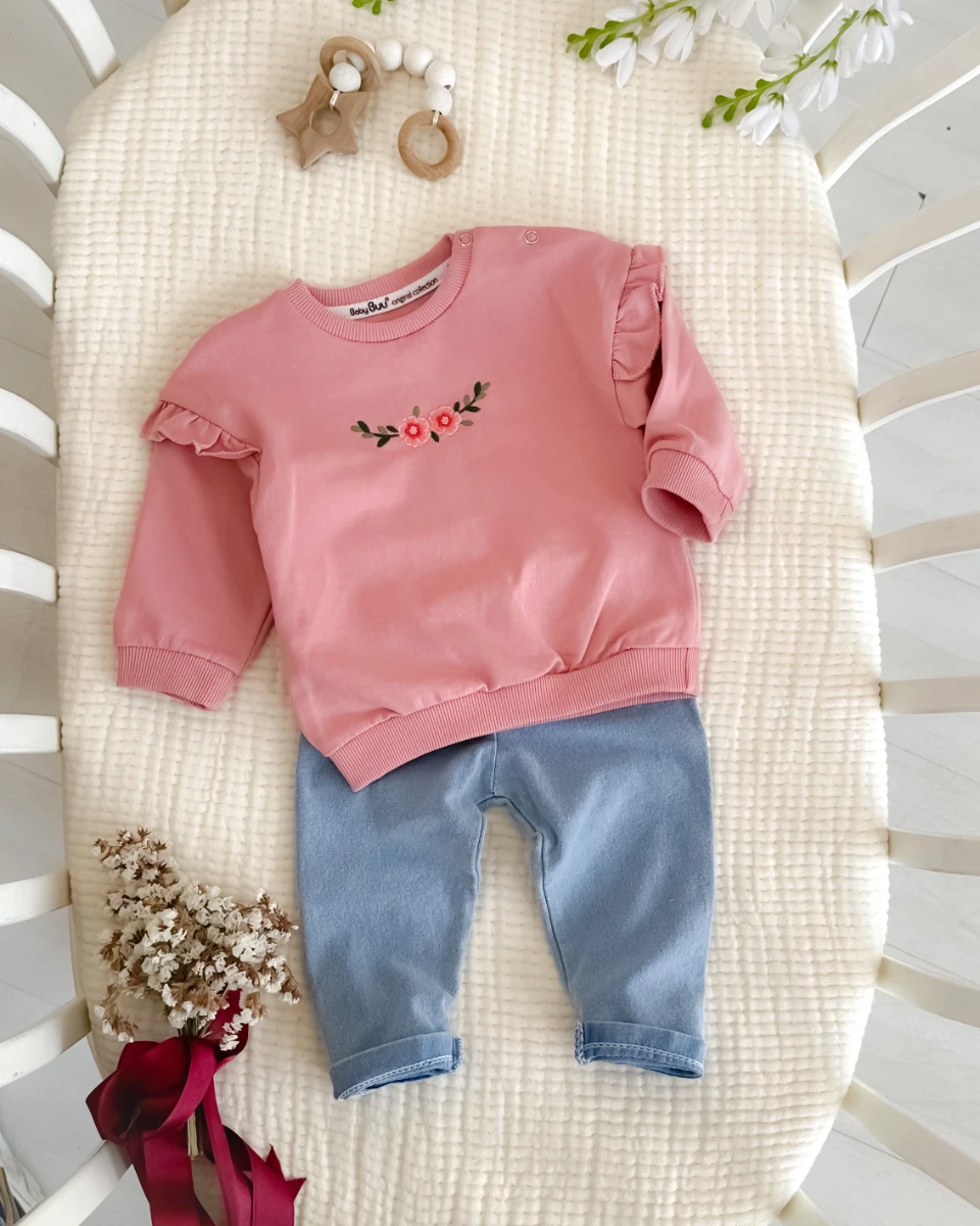 Çiçek ve Dal nakışlı omuzları fırfır detaylı kot pantolonlu mevsimlik 2 parça takım