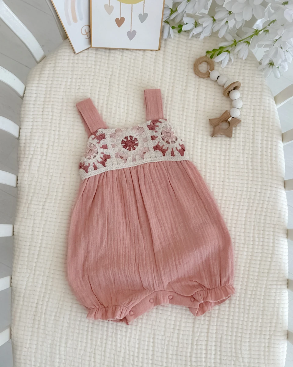 Tığ işi motif detay alttan çıtçıtlı muslin yazlık tulum 