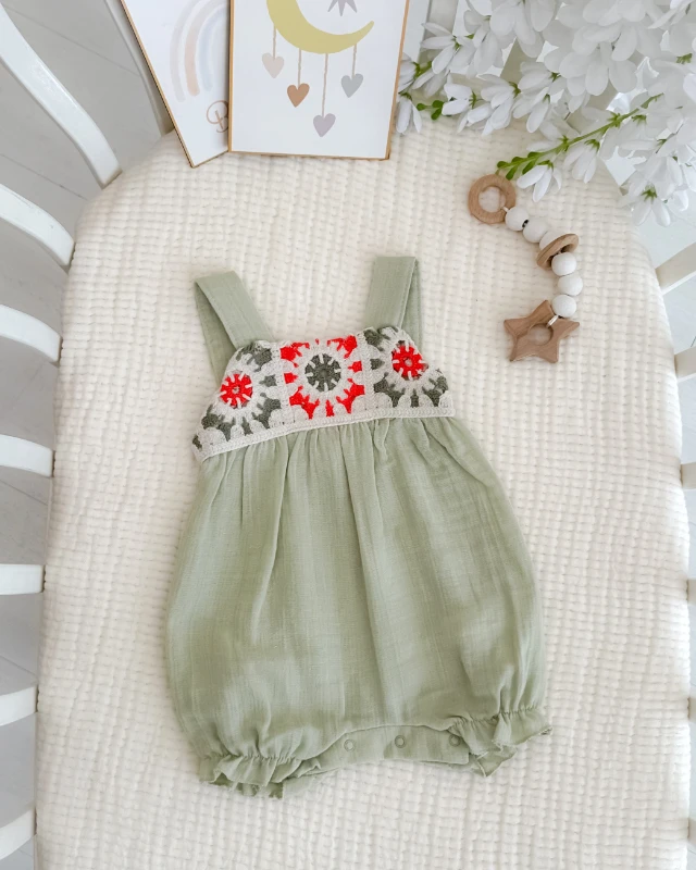 Tığ işi motif detay alttan çıtçıtlı muslin yazlık tulum 