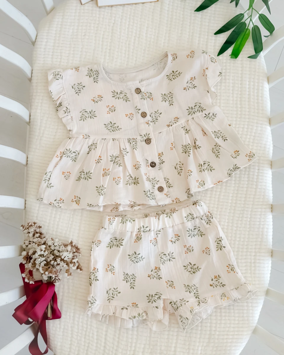 Yeşil yaz dalları robadan fırfırlı şortlu yazlık 2 parça takım 