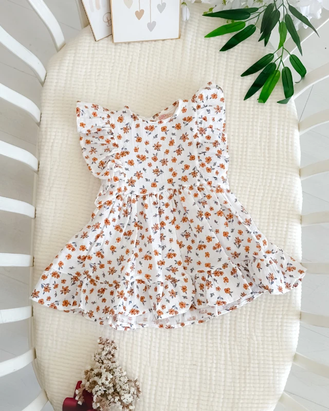 Renkli yaprak ve çiçekler baskılı arkadan çıtçıtlı muslin elbise