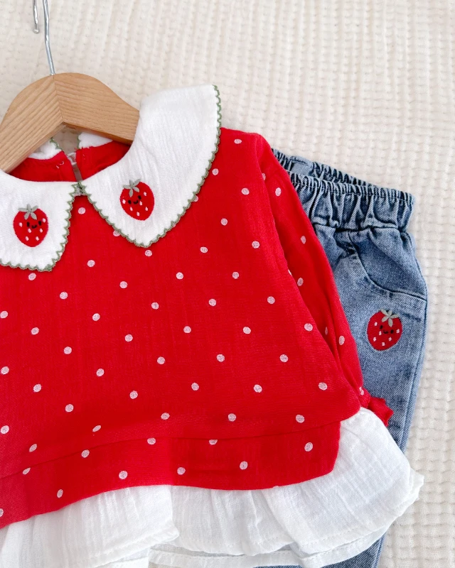 Yakasında çilek nakışlı puantiye detaylı kot pantolonlu 2 parça takım