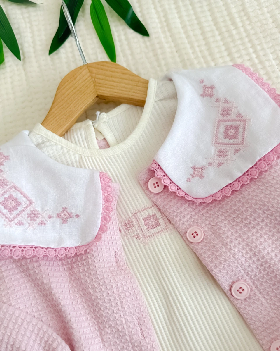 Kanaviçe nakışlı bebe yaka hırkalı 3lü kız takım