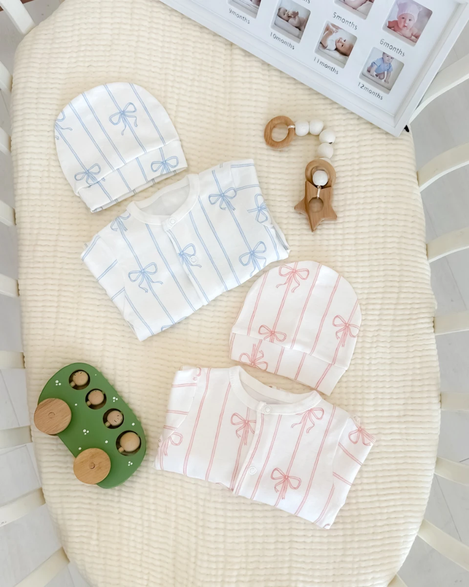 Zarif fiyonk desen boydan çıtçıtlı kendinden eldivenli mevsimlik tulum set 