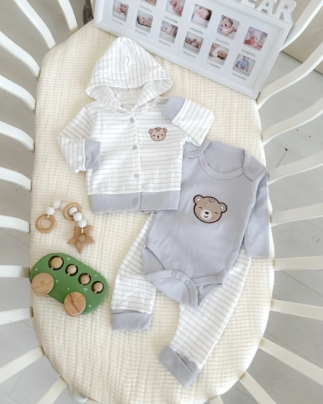 Şirin ayıcık nakışlı çizgili kapüşon hırkalı mevsimlik 3 parça takım