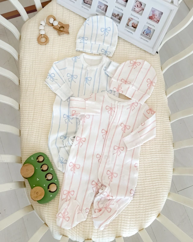 Zarif fiyonk desen boydan çıtçıtlı kendinden eldivenli mevsimlik tulum set 