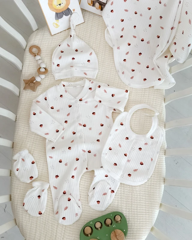 Minik palamut ve yapraklar desen tulumlu 5 parça set 