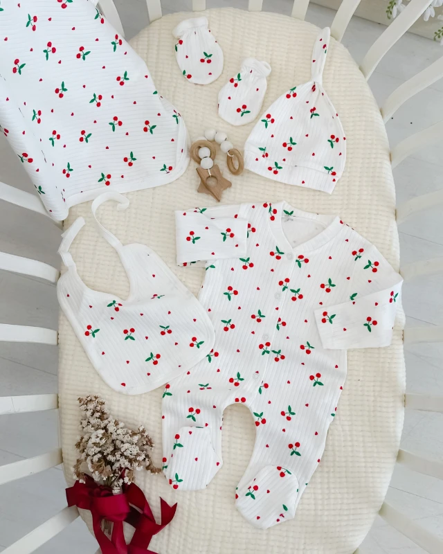 Şirin kiraz ve kalp baskılı tulumlu 5 parça set 