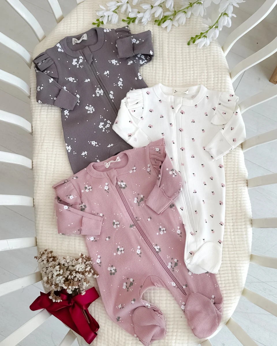 Minik çiçekler desen fırfır kol detaylı boydan fermuarlı kendinden eldivenli 3lü tulum set 