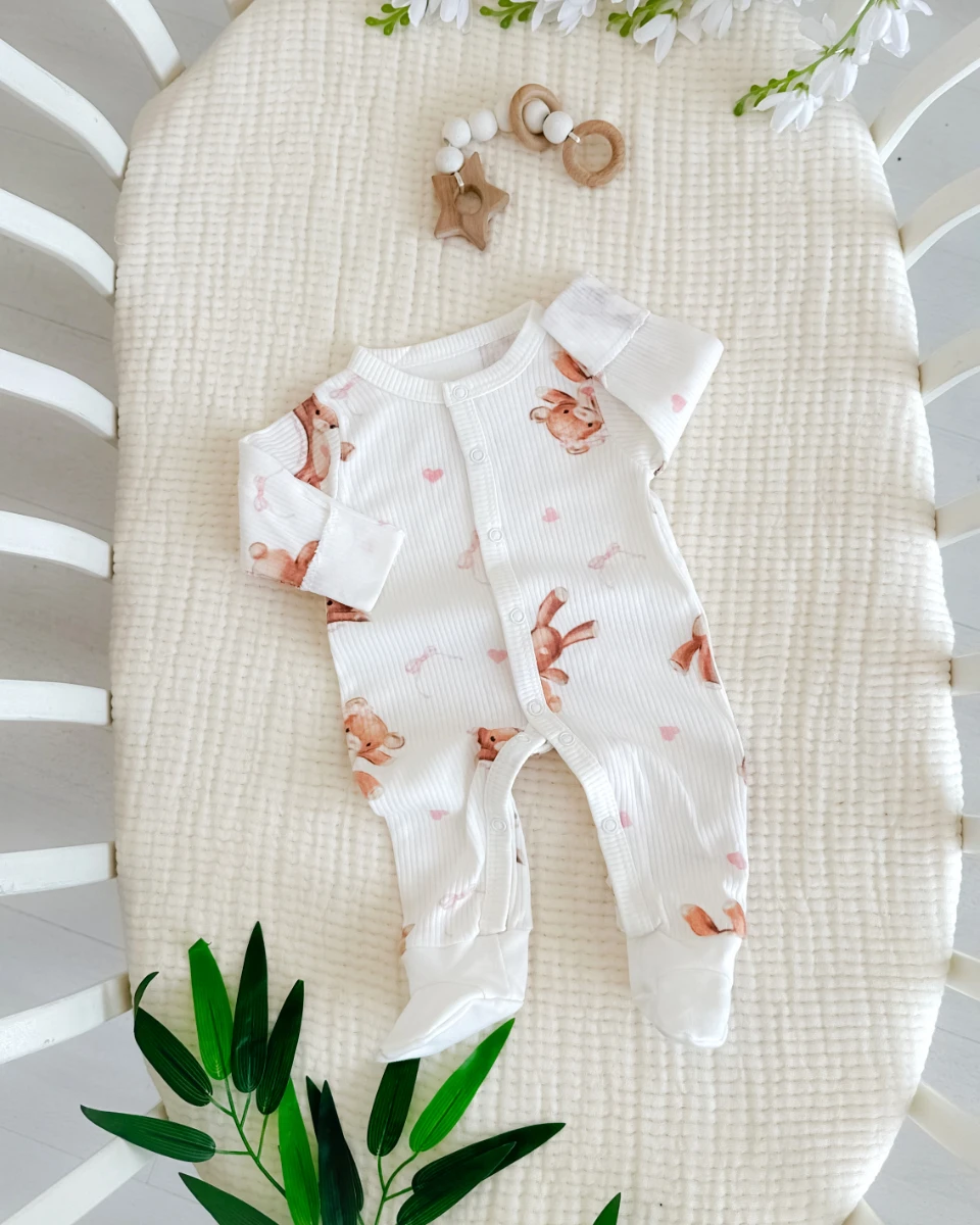 Pembe kalp ve ayıcık baskılı fitilli kumaş kendinden eldivenli ayaklı tulum