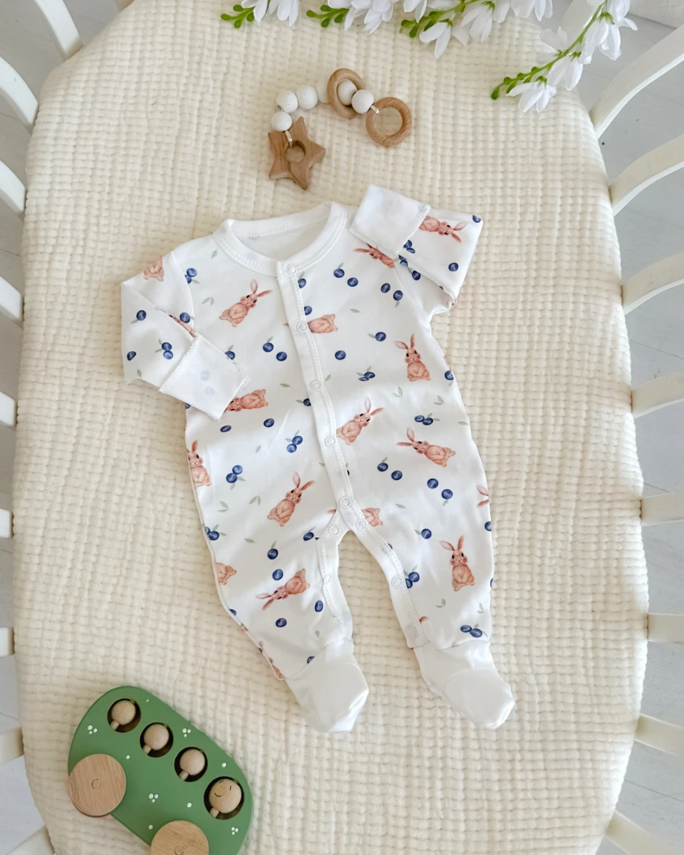 Tavşan ve yaban mersini baskılı boydan çıtçıtlı kendinden eldivenli ayaklı tulum