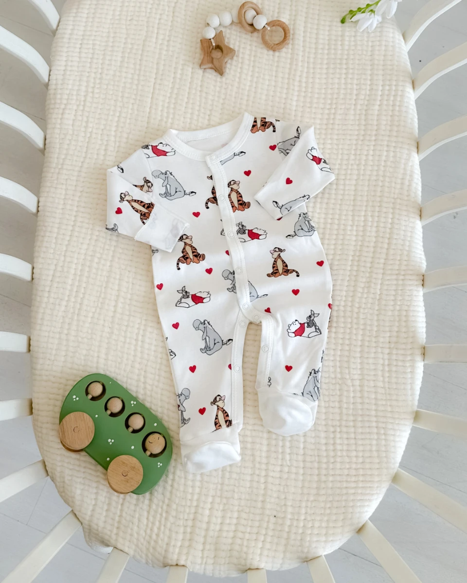 Winne ve poo baskılı boydan çıtçıtlı kendinden eldivenli ayaklı tulum